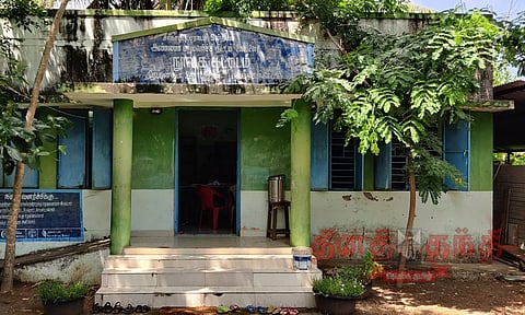 சமுதாயக்கூடம், நூலக கட்டிடத்தில் இயங்கும் தொடக்க பள்ளி