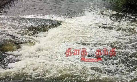 நொய்யல் ஆற்றில் மழைநீருடன் சாயக்கழிவுநீர் கலப்பு