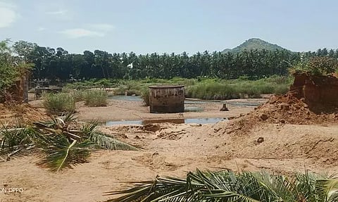 அணைப்பட்டியில் சாலையை துண்டித்து மணல் அள்ளிய கும்பல்