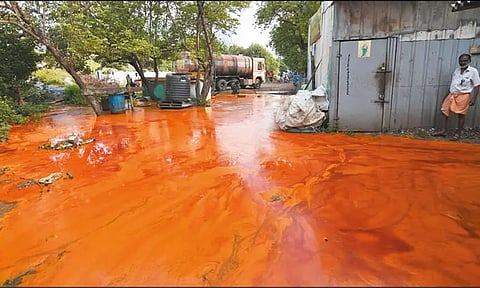 குழாய் உடைந்ததால் பாமாயில் வீணாக வெளியேறியது: சாலையில் குளம்போல் தேங்கி நிற்கிறது