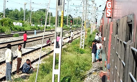 திருவாலங்காடு-மோசூர் இடையே சிக்னல் கோளாறு: அரக்கோணம் வழித்தடத்தில் ரெயில் சேவை பாதிப்பு - பயணிகள் கடும் அவதி