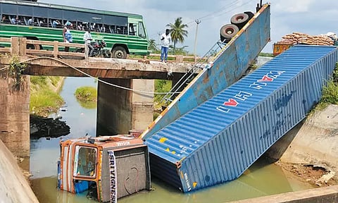 ஊத்துக்கோட்டை அருகே கிருஷ்ணா கால்வாயில் லாரி கவிழ்ந்து விபத்து - அதிர்ஷ்டவசமாக உயிர் தப்பிய டிரைவர்