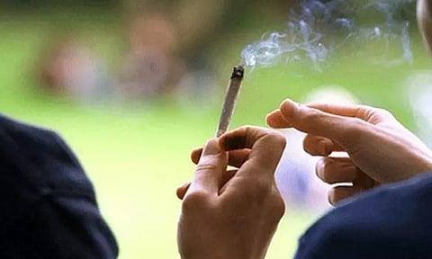 கஞ்சா விற்பனை குறித்து போலீசாருக்கு தகவல் அளித்ததால் அ.தி.மு.க. பிரமுகரின் வீட்டை சூறையாடிய கஞ்சா கும்பல் - ஊரப்பாக்கத்தில் பரபரப்பு