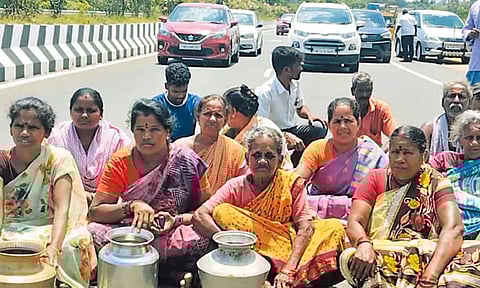 ஆக்கிரமிப்புகளை அகற்றியபோது குழாய்கள் உடைந்து குடிநீர் வினியோகம் பாதிப்பு: கிழக்கு கடற்கரை சாலையில் கிராம மக்கள் சாலை மறியல்