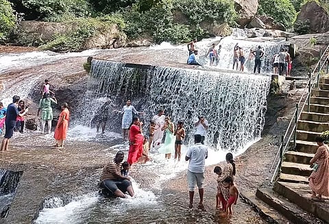 கோவை குற்றால அருவி மீண்டும் திறப்பு - சுற்றுலா பயணிகள் மகிழ்ச்சி!