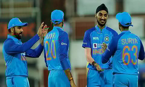 முதல் டி20 போட்டி: அர்ஷ்தீப் பந்துவீச்சில் தென் ஆப்பிரிக்க அணி திணறல்- 4 வீரர்கள் 'டக்-அவுட்'