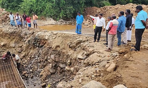 மேம்பாலங்கள் கட்டும் பணியை திட்ட இயக்குனர் ஆய்வு