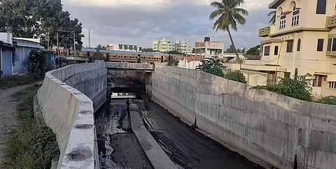திண்டுக்கல்-கரூர் சாலையில் ரெயில்வே சுரங்கப்பாதை பணியில் சுணக்கம்