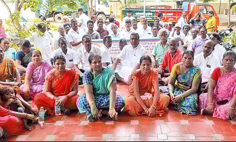 குடியிருப்பு பகுதிக்கான பூங்கா இடத்தை மீட்க வலியுறுத்தி கும்மிடிப்பூண்டி பேரூராட்சி அலுவலகம் முற்றுகை