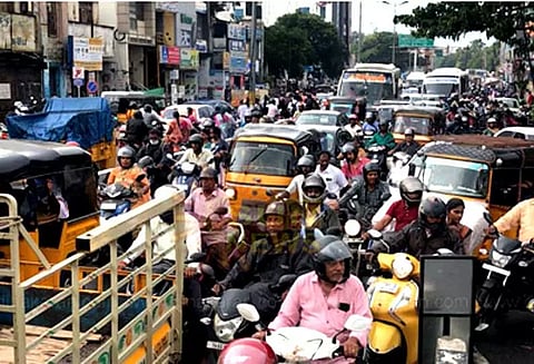 கிங்சர்க்கிள் ரெயில்வே பாலத்தில் சிக்கி கொண்ட கன்டெய்னர் லாரி- போக்குவரத்து பாதிப்பு