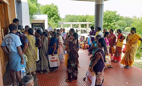 தேனி தொழிலாளர் அலுவலகத்தில் பாதுகாப்பு உபகரணங்கள் கேட்டு ஊழியர்களிடம் தொழிலாளர்கள் வாக்குவாதம்