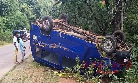 சிர்சி அருகே போலீஸ் வேன் கவிழ்ந்தது; 5 பேர் படுகாயம்