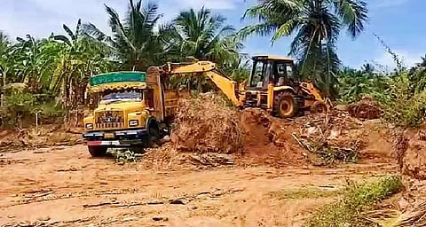 பொக்லைன், லாரியுடன் தப்பி ஓட்டம்