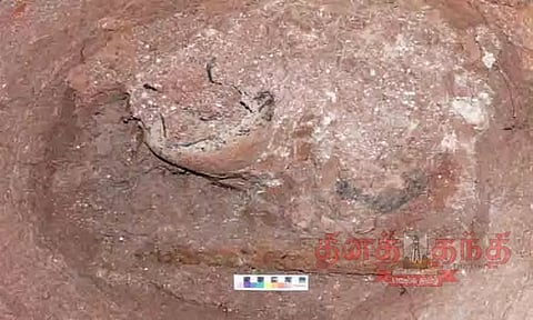 கொந்தகை அகழாய்வில் கிடைத்த முதுமக்கள் தாழியில் இரும்பு வாள்-குவளைகள்