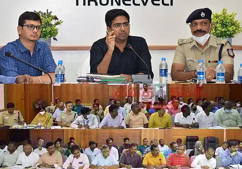 பள்ளிக்கூடங்களில் ஆய்வு செய்து அறிக்கை சமர்ப்பிக்க வேண்டும்- அதிகாரிகளுக்கு, கலெக்டர் விஷ்ணு உத்தரவு