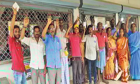 மின்வாரிய அலுவலகத்தில் இணையதள சேவை முடக்கம்; மின்கட்டணத்தை செலுத்த முடியாமல் பொதுமக்கள் தவிப்பு