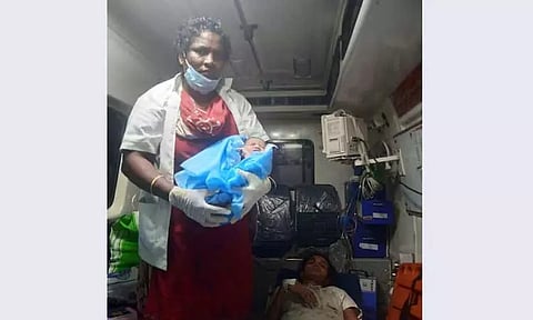 பெண்ணாடம் அருகே ஆம்புலன்சில் பெண்ணுக்கு பிரசவம் அழகான பெண் குழந்தை பிறந்தது