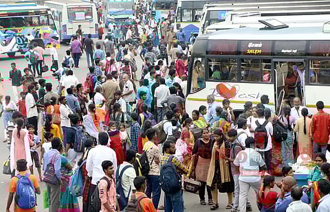 சேலம் புதிய பஸ் நிலையத்தில் பயணிகள் கூட்டம் அலைமோதல்