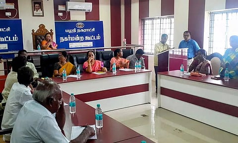 பழனியில் சாக்கடை கால்வாய்களை தூர்வார வேண்டும்