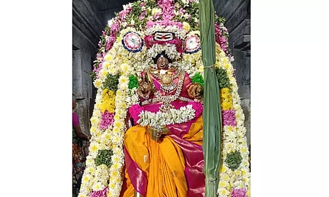 விசாலாட்சி அம்மனுக்கு ராஜராஜேஸ்வரி அலங்காரம்