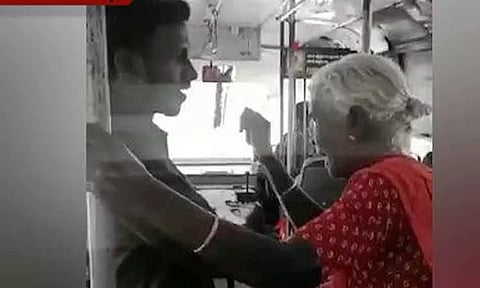 ஓசி பயணம் வேண்டாம்: டிக்கெட் கேட்டு அடம் பிடித்த மூதாட்டி - அதிமுக பிரமுகர்கள் மீது வழக்குப்பதிவு