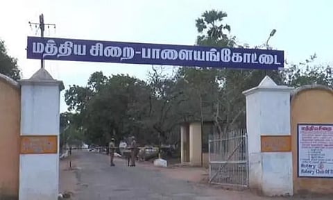 பாளையங்கோட்டை சிறையில் இருந்து 8 ஆயுள் தண்டனை கைதிகள் விடுதலை