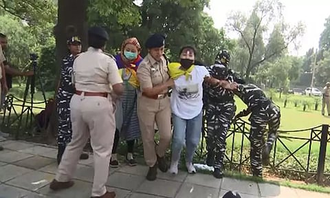 டெல்லியில் பரபரப்பு: சீன தூதரகத்திற்கு வெளியே திபெத்திய இளைஞர்கள் ஆர்ப்பாட்டம்