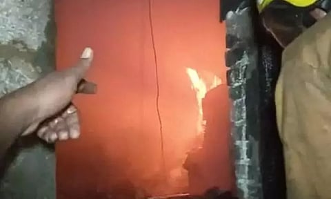 மதுரை: கள்ளழகர் கோவில் வளாகத்தில் உள்ள அறையில் திடீர் தீ விபத்து