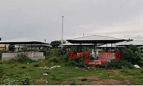 பாதியில் நிறுத்தப்பட்ட நரிக்குறவர்கள் கைவினை பொருட்கள் விற்பனை வளாகம்