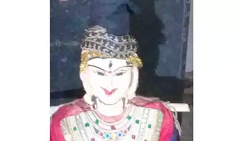 வேணுவனேஸ்வரி அம்மன் சிலையின் தலையில் சுற்றி இருந்த பாம்பு
