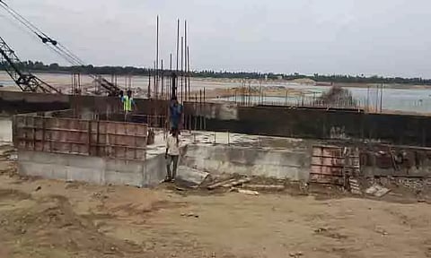 நஞ்சை புகழூரில் ஆமை வேகத்தில் நடைபெறும் கதவணை பணிகள்