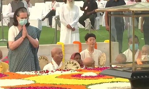 மகாத்மா காந்தி நினைவிடத்தில் காங்கிரஸ் இடைக்கால தலைவர் சோனியா காந்தி மரியாதை