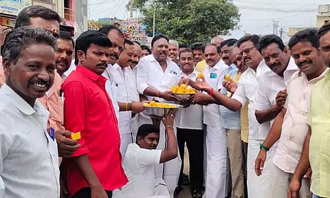 கள்ளக்குறிச்சி தெற்கு மாவட்ட செயலாளராக வசந்தம் கார்த்திகேயன் நியமனம்: பகண்டை கூட்டுரோட்டில் தி.மு.க.வினர் இனிப்பு வழங்கி கொண்டாட்டம்