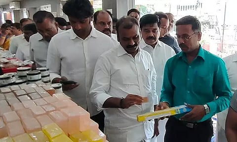 காதி பொருட்களை வாங்கி ஊக்குவிக்க வேண்டும் - மத்திய இணை மந்திரி எல்.முருகன்