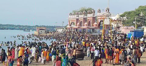 ராமேசுவரத்தில் குவிந்த பக்தர்கள்