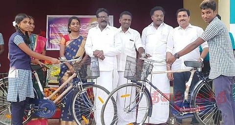 மாணவர்களுக்கு விலையில்லா சைக்கிள்