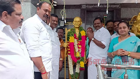தர்மபுரியில், பல்வேறு கட்சிகள் சார்பில் காந்தி பிறந்தநாள் விழா சிலைக்கு மாலை அணிவித்து மரியாதை