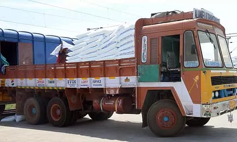 சரக்கு ரெயிலில் 2,518 டன் உர மூட்டைகள் வந்தன