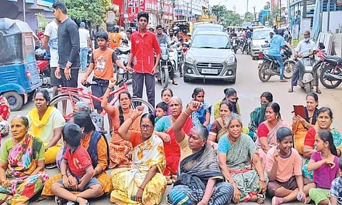 புழல் அருகே அடிப்படை வசதிகள் கேட்டு பெண்கள் சாலை மறியல்; போக்குவரத்து பாதிப்பு