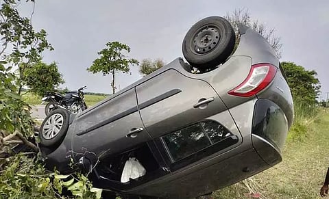 பள்ளத்தில் கார் கவிழ்ந்து விபத்து டிரைவர் காயமின்றி உயிர் தப்பினார்