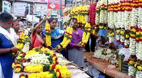 சேலத்தில் ஆயுத பூஜை விற்பனை களைகட்டியது