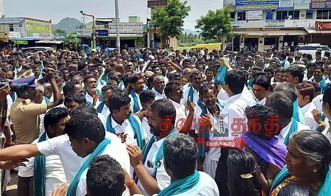 சிறுத்தை பலியான சம்பவத்தில் அ.தி.மு.க. எம்.பி. மீது வழக்குப்பதிய கோரி கலெக்டர் அலுவலகம் முற்றுகை: கால்நடை வளர்ப்போர் போராட்டத்தால் பரபரப்பு