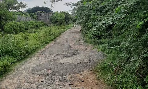 வரலாற்று சிறப்புமிக்க செஞ்சிக்கோட்டைக்கு செல்லும் சேதம் அடைந்த சாலைகளை சீரமைக்க வேண்டும் சுற்றுலா பயணிகள் எதிர்பார்ப்பு