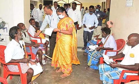 விழுப்புரம் கலெக்டர் அலுவலகத்தில் நடந்த மக்கள் குறைகேட்பு கூட்டத்தில் 442 மனுக்கள் பெறப்பட்டன