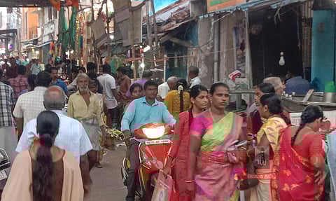 நாகை கடைத்தெருவில் பொருட்கள் வாங்க குவிந்த மக்கள் கூட்டம்