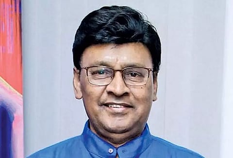 சவால்களை சந்தித்தாலும் புன்னகையுடனும் எதிர்கொள்கிறார் - இயக்குனர் பாக்யராஜ்