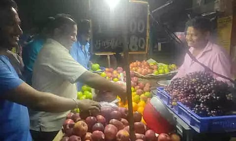 ஆயுதபூஜையையொட்டி கரூர் மார்க்கெட்டில் பூஜை பொருட்கள் வாங்க கூட்டம் அலைமோதல்