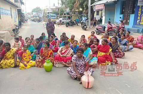 குடிநீர் கேட்டு காலிக்குடங்களுடன் பெண்கள் சாலை மறியல்