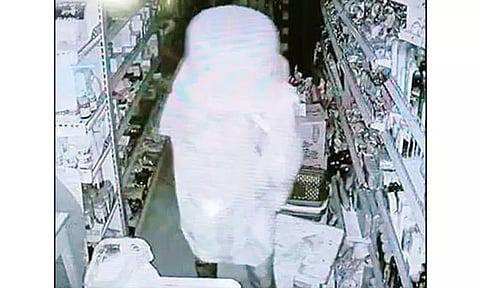 தலையில் பாத்திரத்தை கவிழ்த்தபடி வந்து மளிகை கடையில் ரூ.1 லட்சம் திருட்டு