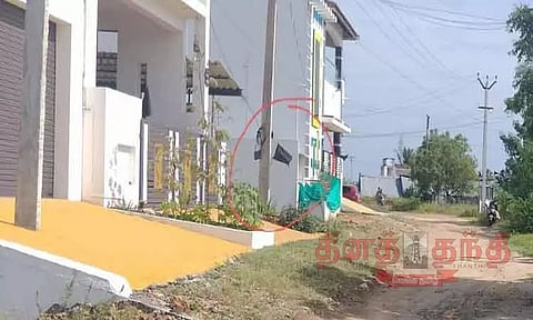 நசியனூர் அருகே அடிப்படை வசதிகள் கேட்டு வீடுகளில் கருப்பு கொடி கட்டி போராட்டம்